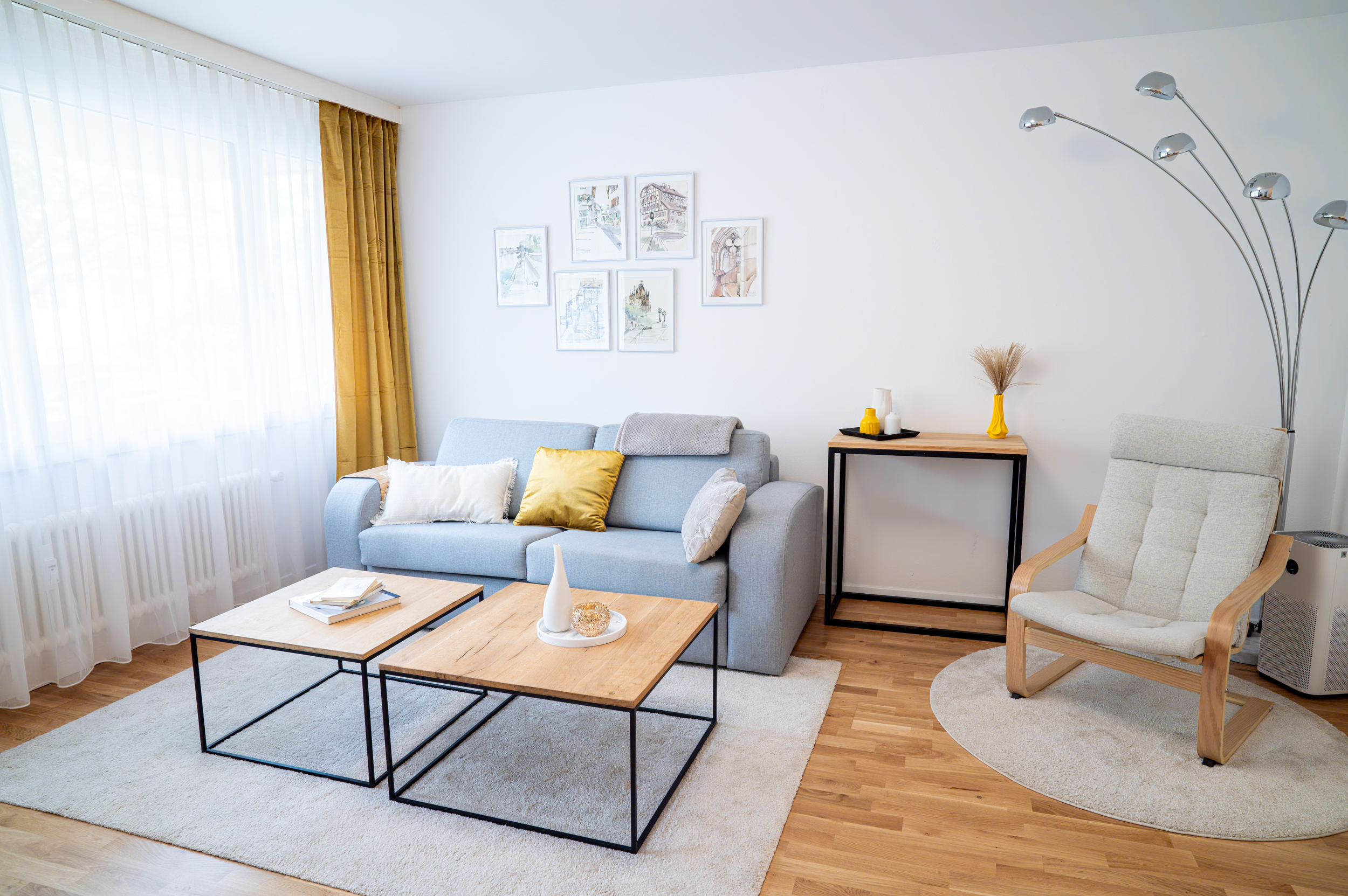 Heller Wohnraum im EXPO Basel Apartment mit Sofa und Sessel
