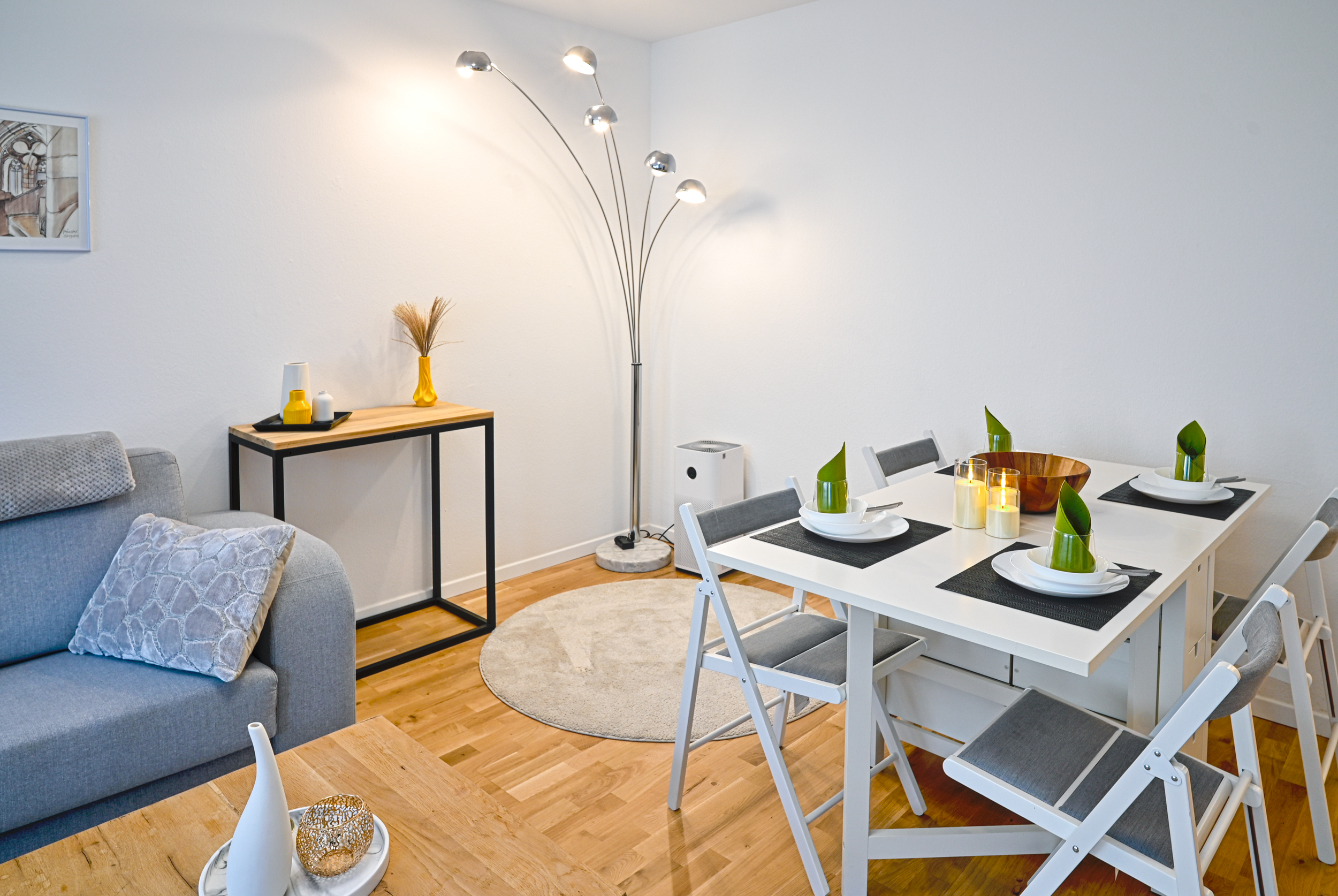 Gedeckter Esstisch im EXPO Basel Apartment für bis zu sechs Personen