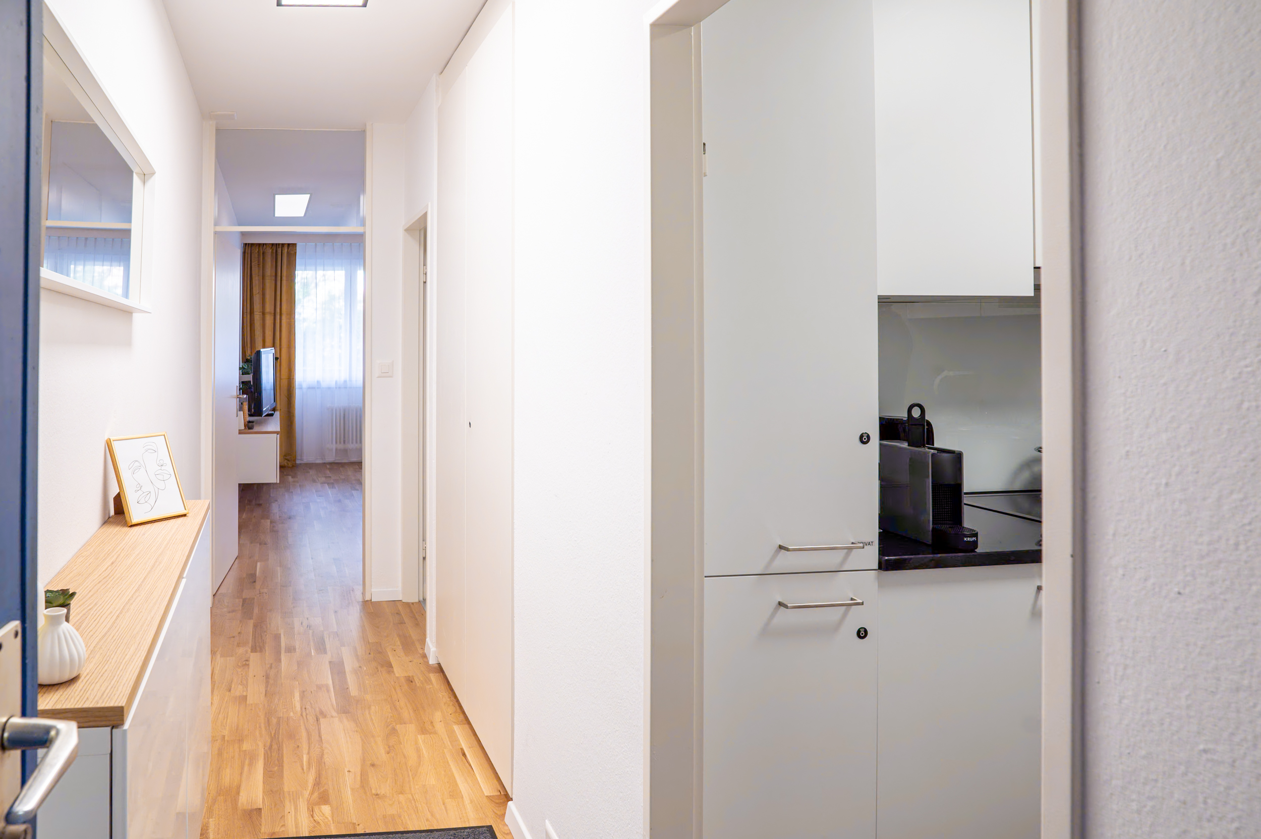 Eingangsbereich des EXPO Basel Apartments mit Blick durch den Flur in Richtung Wohnzimmer