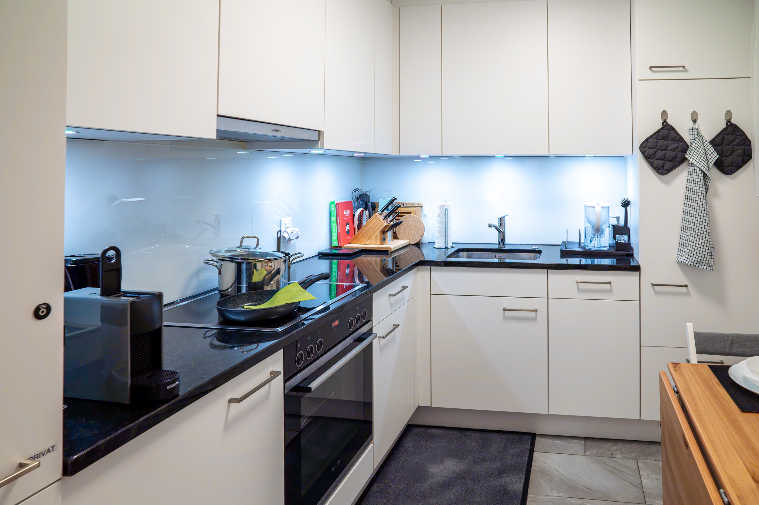 Voll ausgestattete Küche im EXPO Basel Apartment mit Kochinsel und Nespresso-Kaffeemaschine