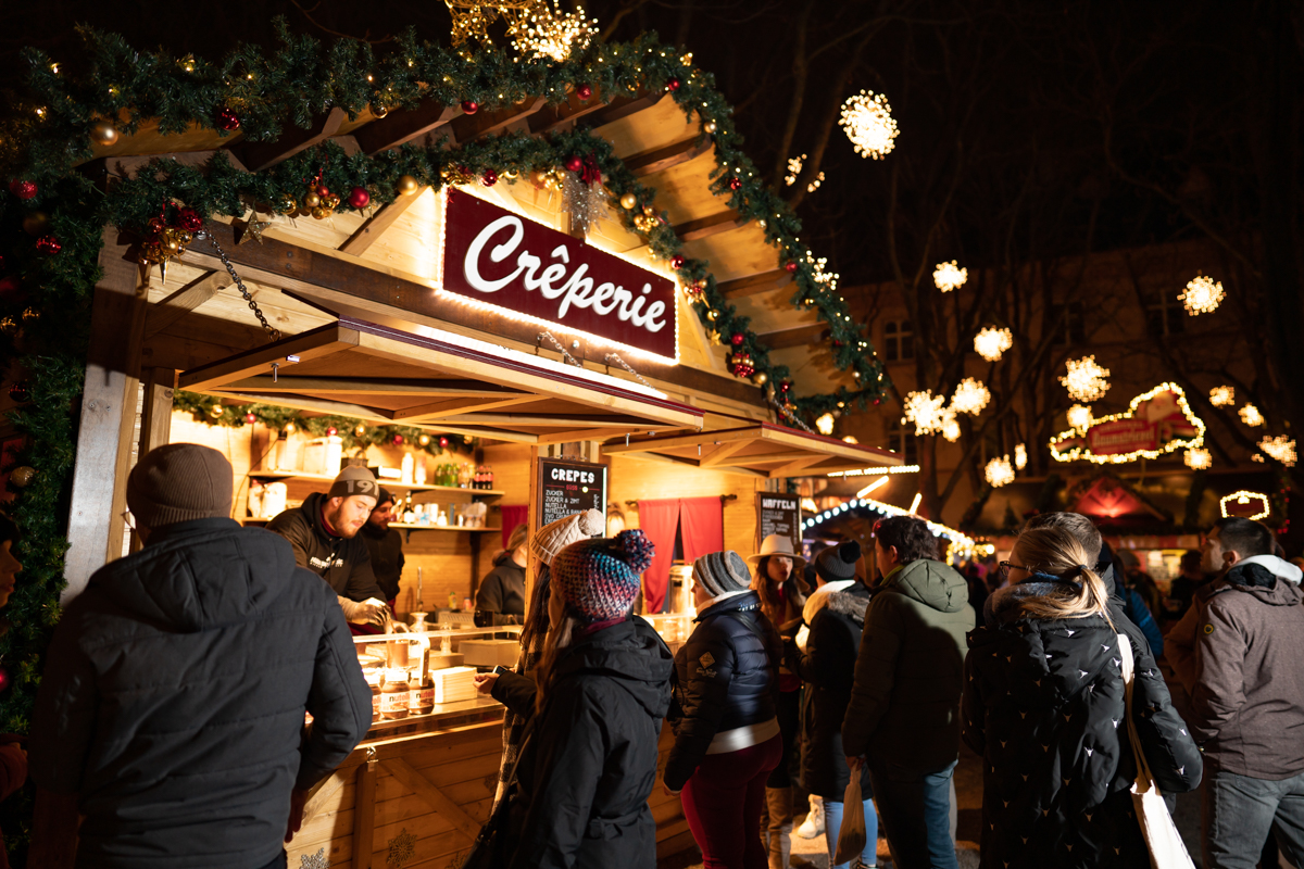 Verkaufsstand auf dem Basler Weihnachtsmarkt mit weihnachtlicher Lichterdekoration