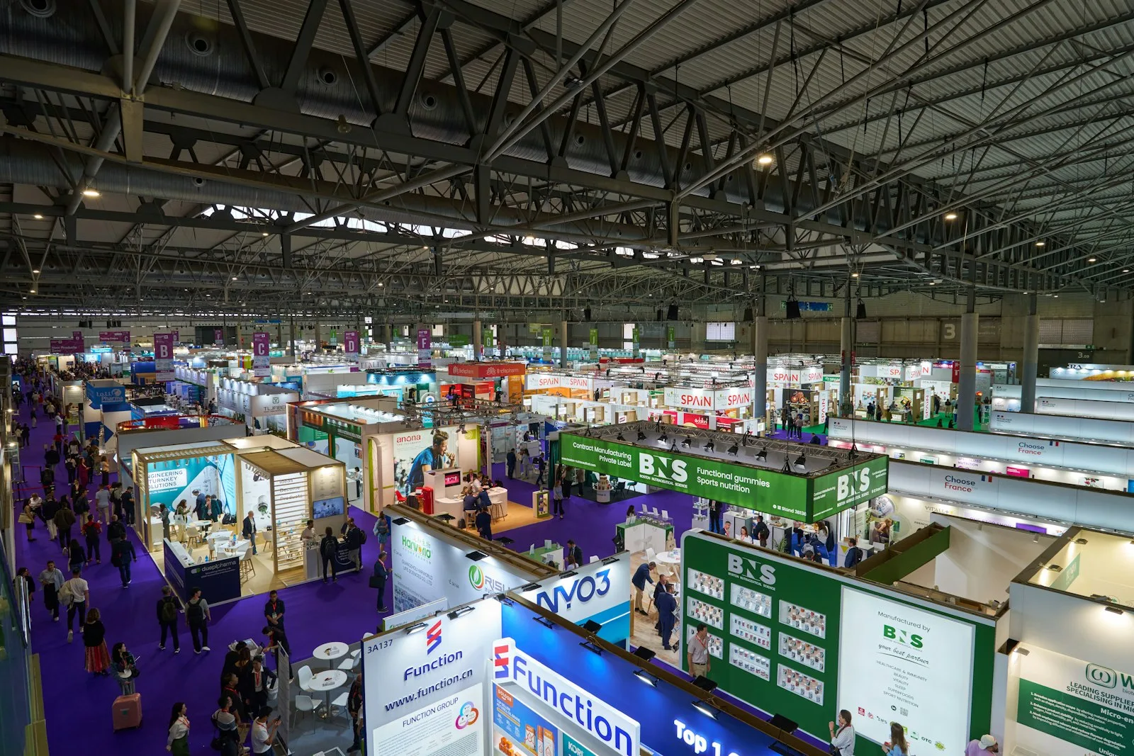 Überdachte Messehalle voller Ausstellerstände – Stimmungsbild zur HealthEXPO in der Messe Basel