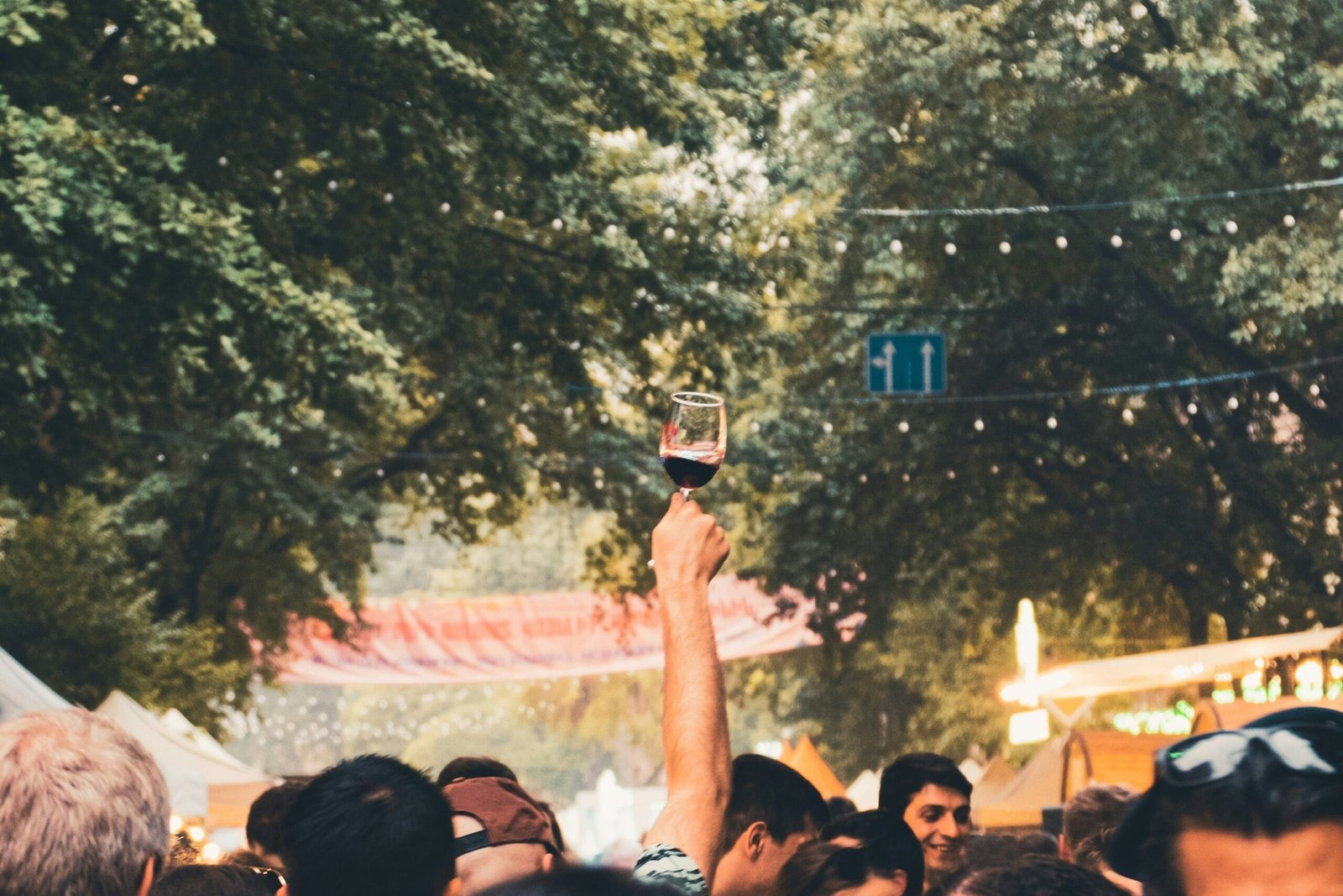 Menschenmenge an den Ständen beim Weinfestival Basel