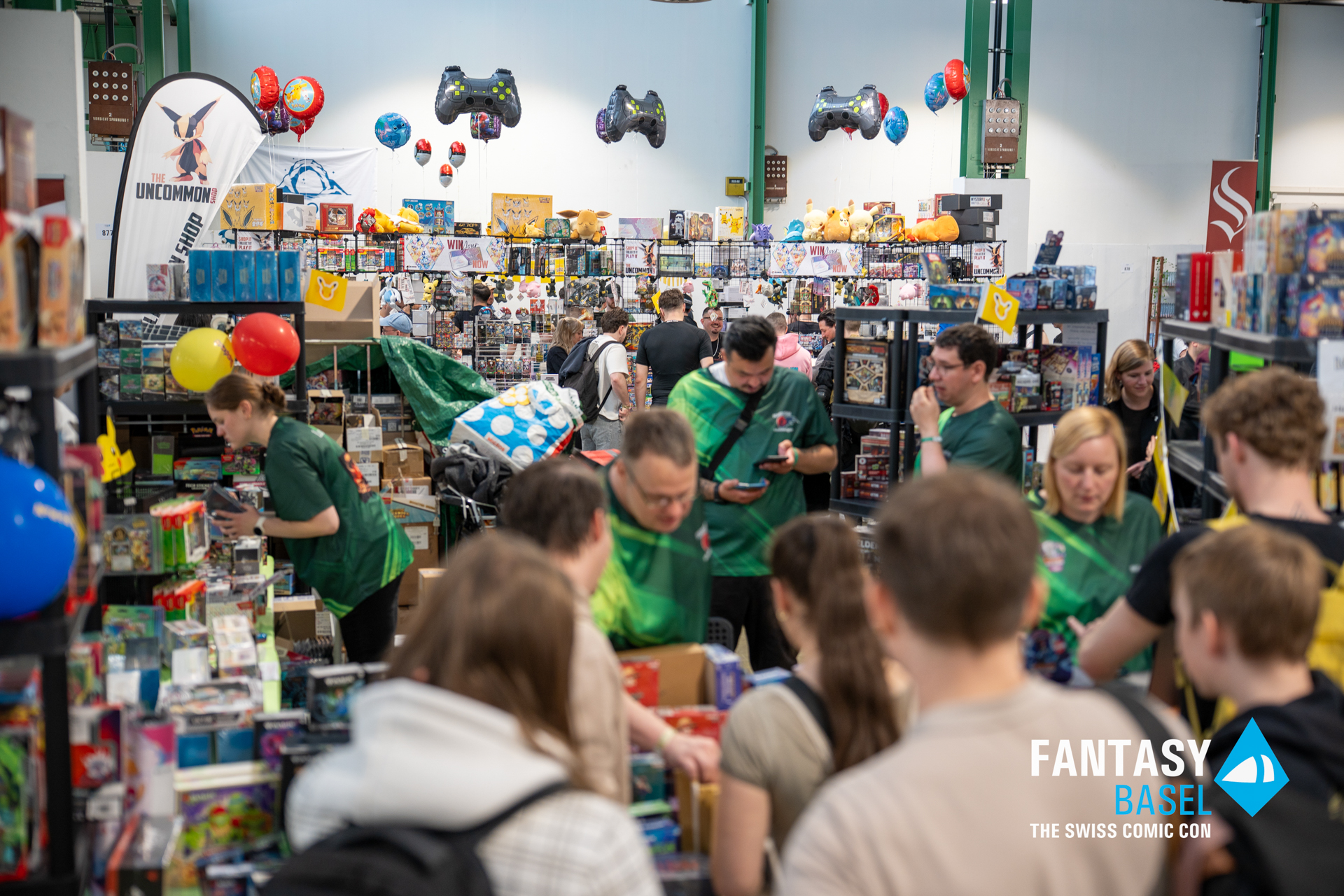 Blick auf einen Stand mit Pokémon-Merchandise und Ballondekoration an der Fantasy Basel, der Schweizer Comic Con