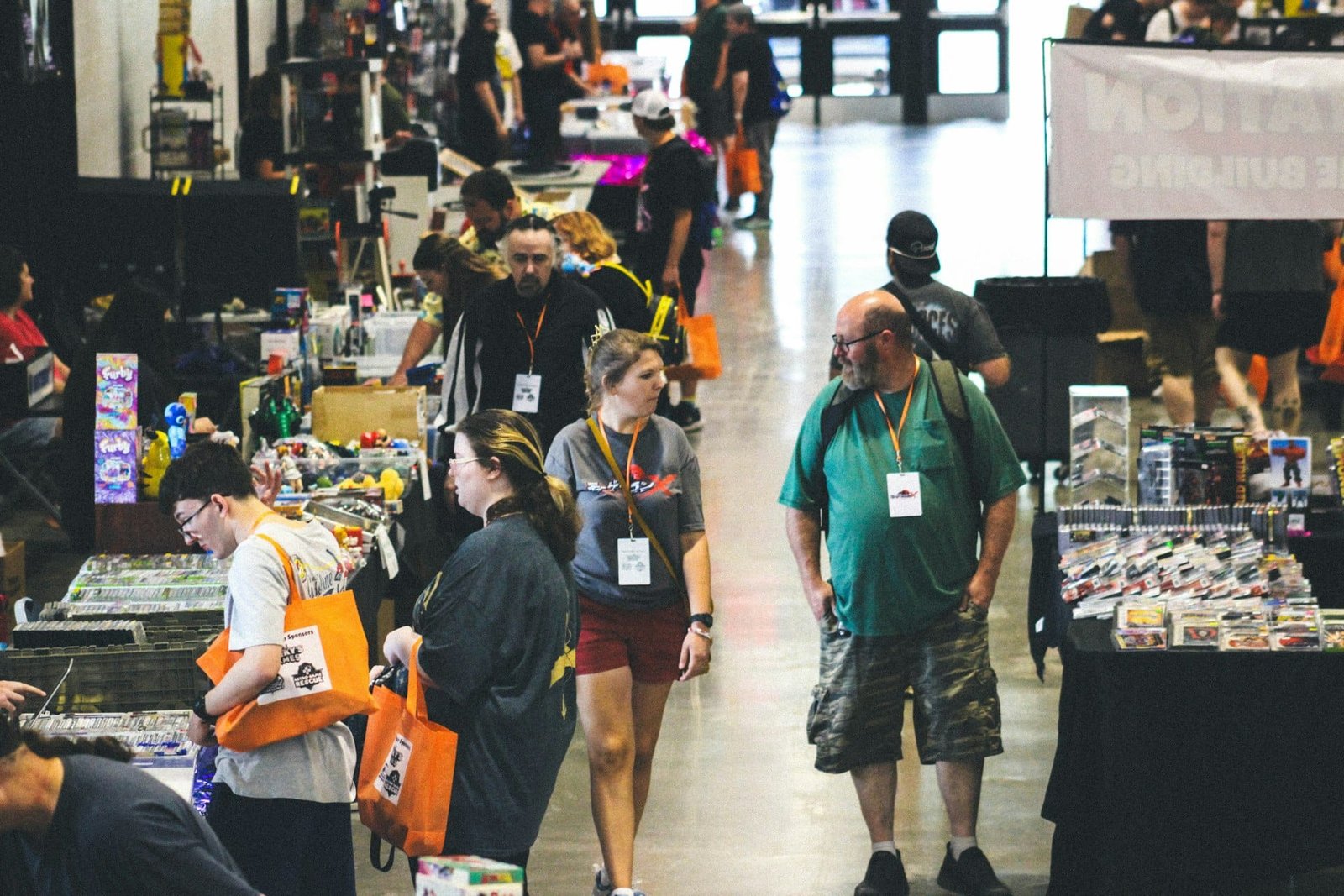 Volle Messehalle mit Verkaufsständen und Besuchern an einer Comic Con
