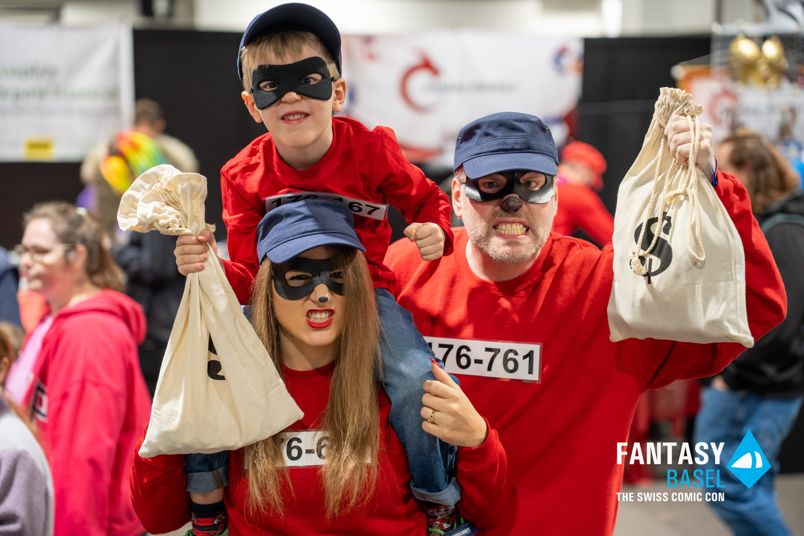 Familie in aufeinander abgestimmten Cosplay-Kostümen an der Fantasy Basel, der Schweizer Comic Con in Basel