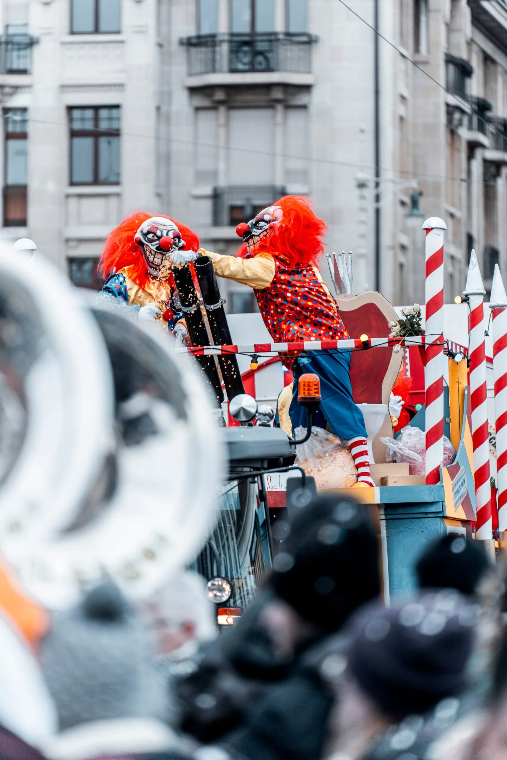 Bunt kostümierte Figuren auf einem Umzugswagen an der Fasnacht